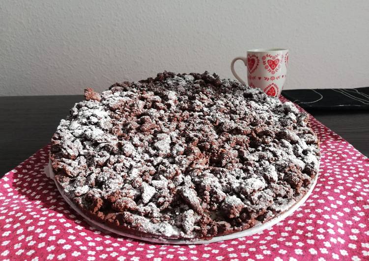 Sbriciolona al cioccolato ripiena di crema al latte