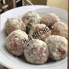 A picture of Pufpuf coated with powdered milk.