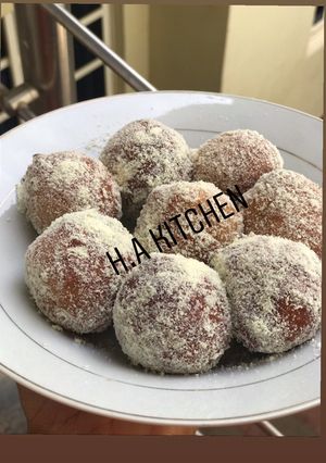 A picture of Pufpuf coated with powdered milk.