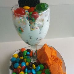 A picture of Oreo ice cream with cake pre-cuts..
