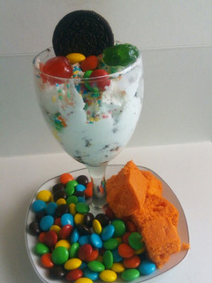 A picture of Oreo ice cream with cake pre-cuts..