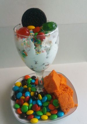 A picture of Oreo ice cream with cake pre-cuts..