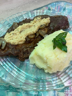 Una foto de Bife de lomo con champiñones y hummus