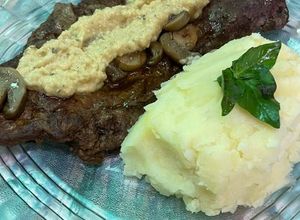 Una foto de Bife de lomo con champiñones y hummus