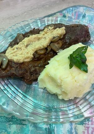 Una foto de Bife de lomo con champiñones y hummus