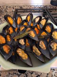 Una foto de Mejillones en jugo de limón y vino blanco,