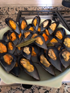 Una foto de Mejillones en jugo de limón y vino blanco,