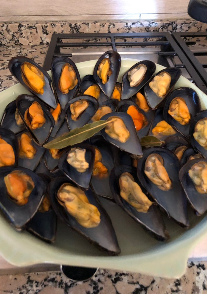 Una foto de Mejillones en jugo de limón y vino blanco,
