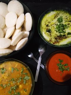 इडली सांभर और चटनी (Idli sambar aur chutney recipe in hindi) रेसिपी मुख्य फोटो
