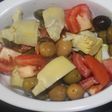 Ensalada con tomate, alcachofa y encurtidos