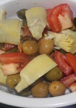 Foto principal de Ensalada con tomate, alcachofa y encurtidos