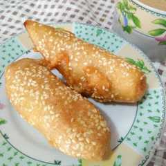 A picture of Pisang goreng wijen.