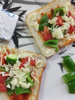 शेजवान चीज़ ब्रेड पिज़्ज़ा (Schezwan cheese bread pizza recipe in Hindi) रेसिपी मुख्य फोटो