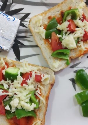 शेजवान चीज़ ब्रेड पिज़्ज़ा (Schezwan cheese bread pizza recipe in Hindi) रेसिपी मुख्य फोटो