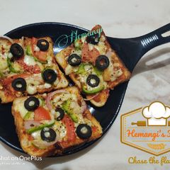 A picture of Bread Pizza.