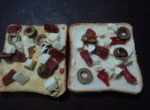 Una foto de Panes tostados con chistorra seca, aceitunas y queso fresco o panela