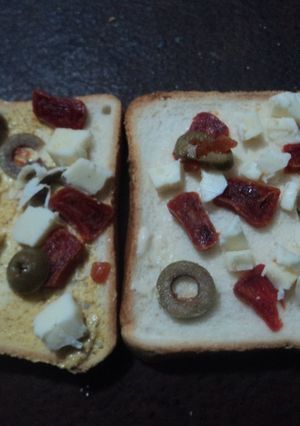 Una foto de Panes tostados con chistorra seca, aceitunas y queso fresco o panela