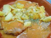 Una foto de chuleta cordero en salsa