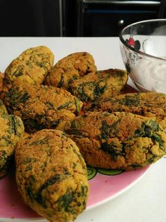 Una foto de Koftas de garbanzos y espinacas con salsa de yogur
