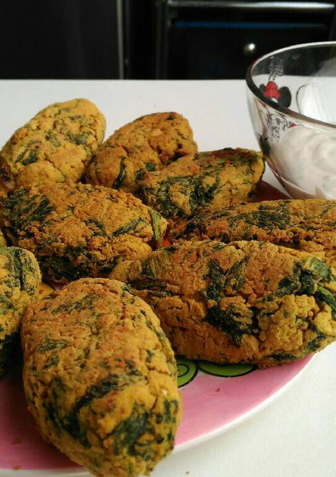 Una foto de Koftas de garbanzos y espinacas con salsa de yogur