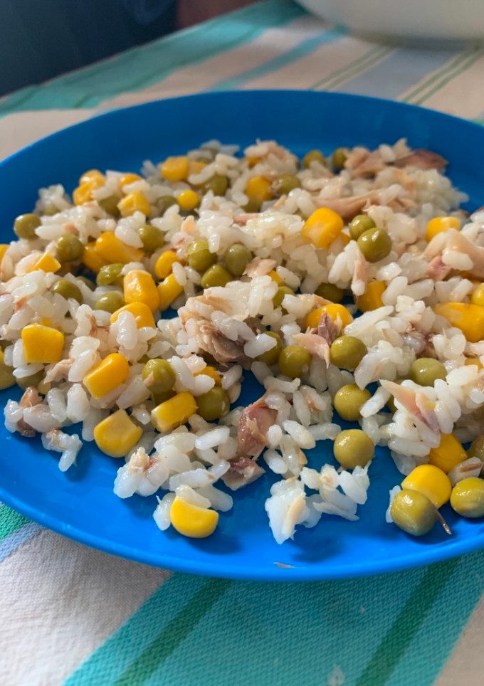 Una foto de Arroz con guisantes y caballa BLW