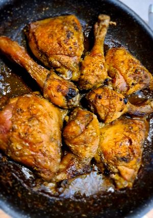 Une photo de Poulet au fond de volaille au four