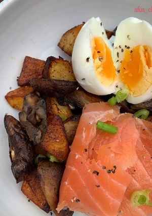 A picture of Tatties with mushrooms, smoked salmon and boiled egg 😃.
