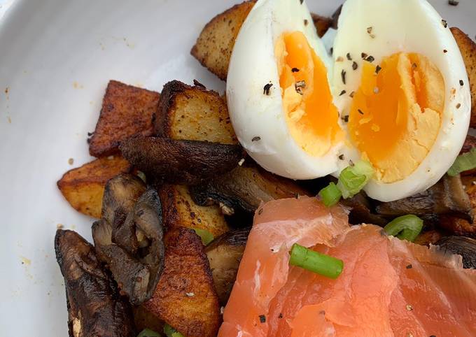 Tatties with mushrooms, smoked salmon and boiled egg 😃