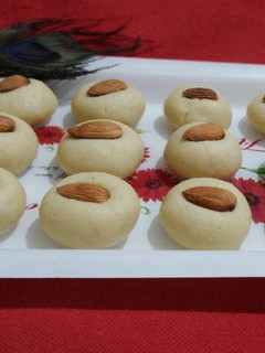 दूध पेड़ा (Doodh peda recipe in hindi) रेसिपी मुख्य फोटो