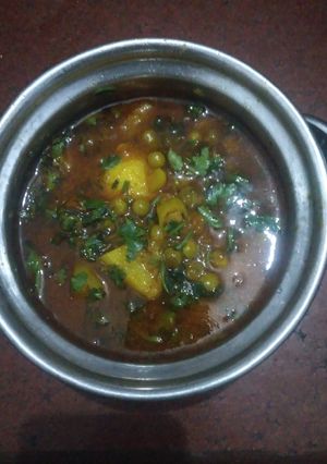 A picture of Aloo matar sabji.