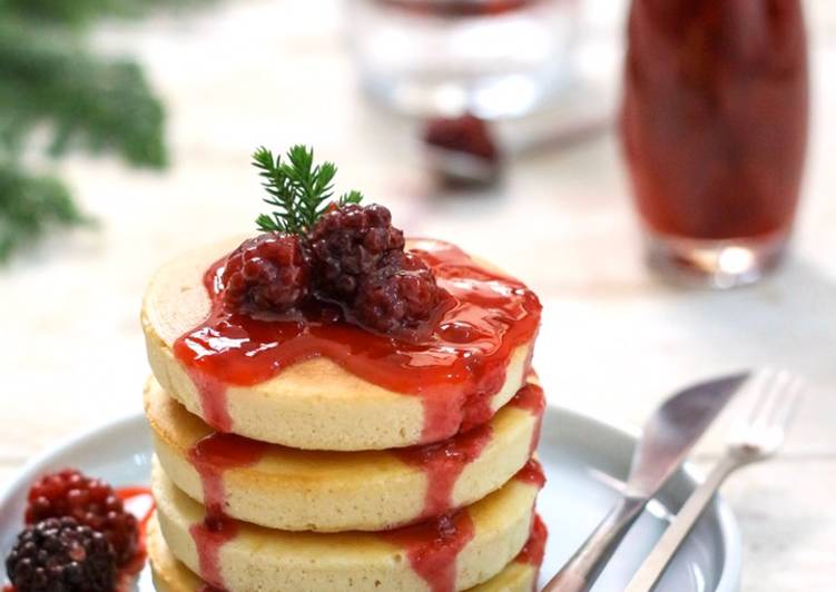 Fluffy Pancake dgn Blackberry Compote