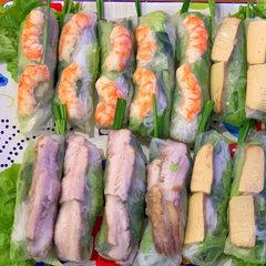 A picture of Vietnamese rice pepper rolls with prawns and pork.