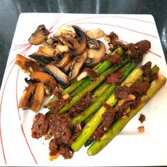 A picture of My Roasted Garlic Asparagus with sundried Tomato & Mushrooms. 😁.