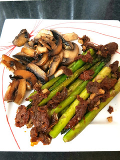 A picture of My Roasted Garlic Asparagus with sundried Tomato & Mushrooms. 😁.