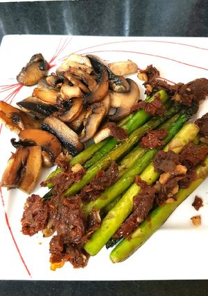 A picture of My Roasted Garlic Asparagus with sundried Tomato & Mushrooms. 😁.