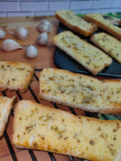 Foto resep 104. Simple Garlic Cheese Bread