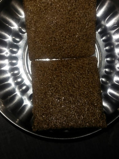 તલ ની ચીકી (Til Chikki Recipe In Gujarati) રેસીપી મુખ્ય ફોટો