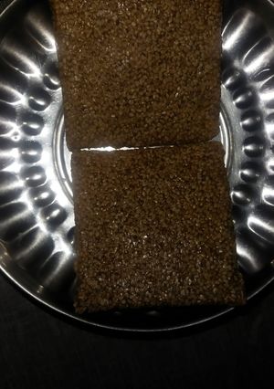 તલ ની ચીકી (Til Chikki Recipe In Gujarati) રેસીપી મુખ્ય ફોટો