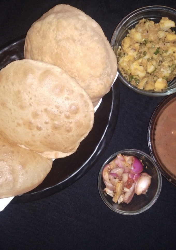 छोले भटूरे (Chole Bhature Recipe in Hindi) रेसिपी मुख्य फोटो