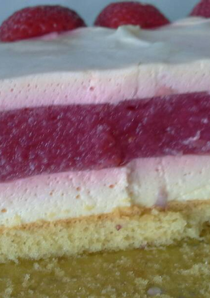 Una foto de Tarta de queso rellena de fresa