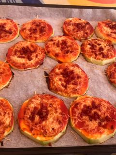 Una foto de Mini pizzas de calabacín
