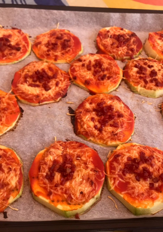 Una foto de Mini pizzas de calabacín