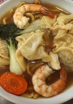 A picture of Easy Wonton Noodle Soup.