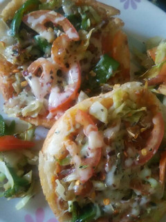 मिनी पैन पिज़्ज़ा बर्गर बन के साथ (Mini pan pizza made with burger bun. recipe in hindi) रेसिपी मुख्य फोटो