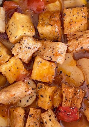 Hình của món Đậu hủ, nấm và sườn chay kho cà chua thơm.