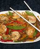 CAMARONES CON FIDEOS CHINOS Y VAINAS DE ARVEJAS TIERNAS. JON STYLE