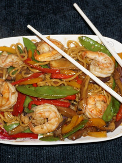 Una foto de CAMARONES CON FIDEOS CHINOS Y VAINAS DE ARVEJAS TIERNAS. JON STYLE