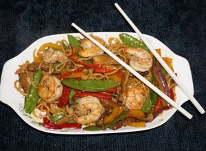 Una foto de CAMARONES CON FIDEOS CHINOS Y VAINAS DE ARVEJAS TIERNAS. JON STYLE