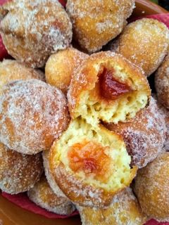 Foto de Bolinho de chuva com goiabada 😋