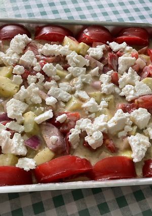 Une photo de Salade de concombre, tomates et feta sauce roquefort